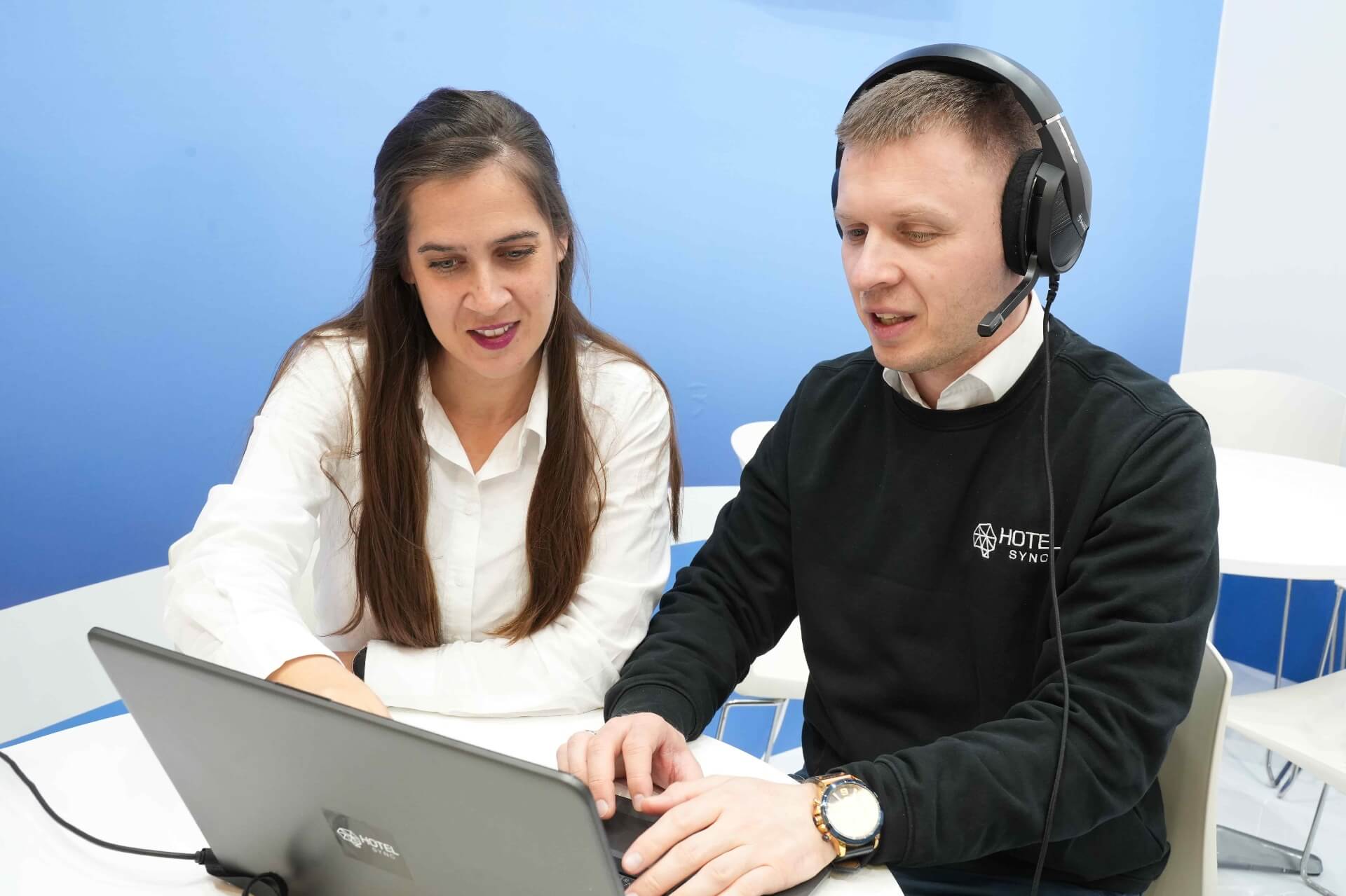 Екипът за поддръжка на HotelSync помага на клиент